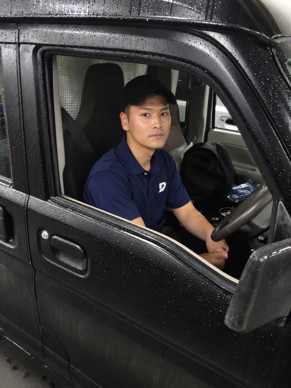 配達に出る前の軽バンの運転席